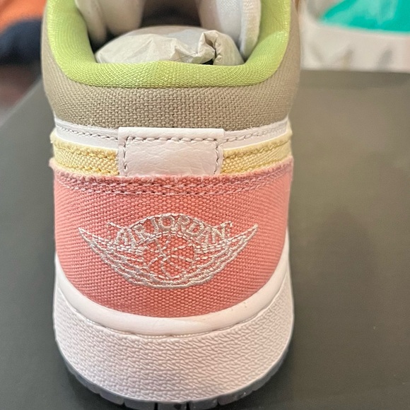 Air Jordan 1 Low SE Pastel Grind Vivid Green GS 6Y/ 7.5W - Picture 3 of 6